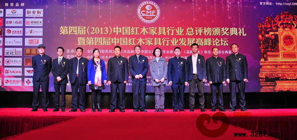 李忠信(左三)與其他紅木家具行業(yè)風云人物合影