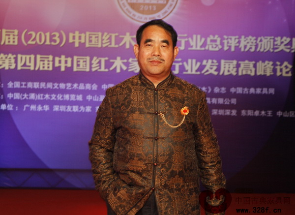 鴻庭軒董事長陳戴青出席第四屆中國紅木家具行業(yè)總評榜頒獎(jiǎng)典禮并走星光大道
