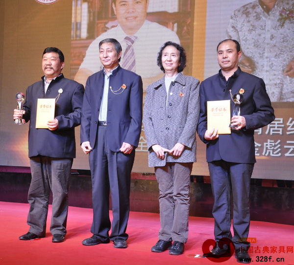 萬盛紅木董事長蔣楨全（右一）榮獲了“2013年中國紅木家具行業(yè)十大風(fēng)云人物”稱號