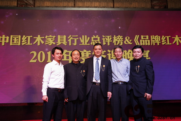 志成紅木總經(jīng)理李正倫與專(zhuān)家合影留念