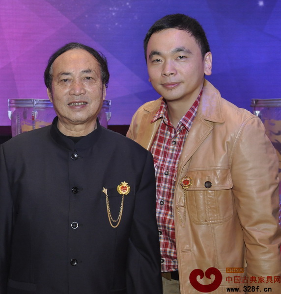 深發(fā)紅木總經(jīng)理謝國偉與亞太地區(qū)手工藝大師、中國工藝美術(shù)大師馮文土在盛典上合影留念