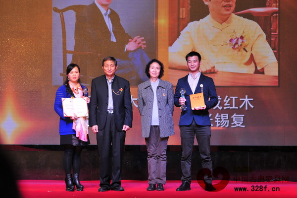 新明紅木董事長張新民榮獲“2013年中國紅木家具行業(yè)十大風云人物”(右一:總經(jīng)理杜慶慶代領(lǐng))