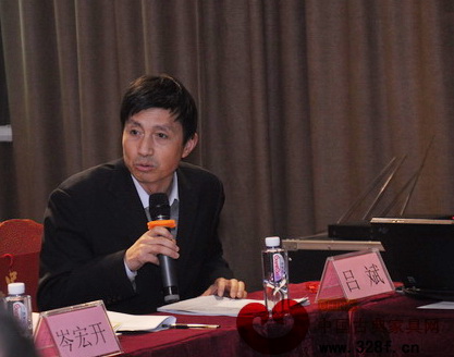 中國(guó)林科院木材工業(yè)研究所所長(zhǎng)助理、中國(guó)林產(chǎn)工業(yè)協(xié)會(huì)紅木分會(huì)常務(wù)副理事長(zhǎng)呂斌主持會(huì)議