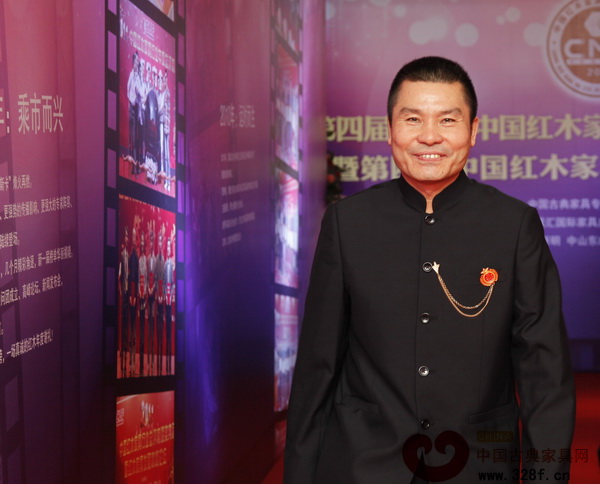 盈聯(lián)匯執(zhí)行董事蕭子軒出席第四屆(2013)中國(guó)紅木家具行業(yè)總評(píng)榜頒獎(jiǎng)典禮并走星光大道