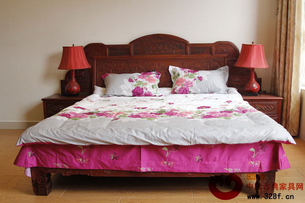 紅木所特有的色澤帶給人以溫暖,給了冰冷的磚石以靈動(dòng)的生命,就像傳統(tǒng)節(jié)日帶給我們的溫暖一樣。(雙洋紅木供圖)