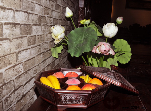 小時(shí)候,春節(jié)最喜在大紅的果盤里抓各種水果和零嘴吃。(中信紅木供圖)