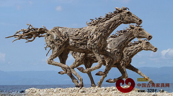 英國藝術(shù)家所制作的木雕駿馬