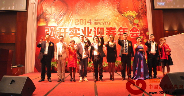 戴為紅木高層領(lǐng)導上臺祝酒