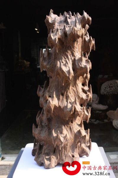 圖為高約50公分、重6.5公斤的沉香木擺件