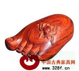 紅酸枝知足擺件:腳丫上面雕刻蜘蛛,寓意知足常樂