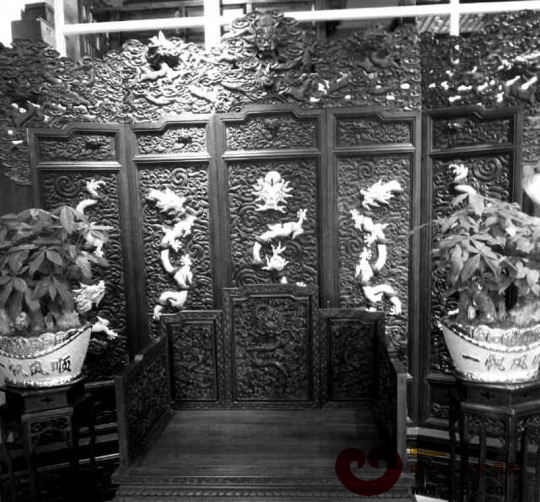 屏風(fēng)和榻營造強烈的中式意境