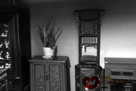 近年店內(nèi)家具材料從普通榆木轉(zhuǎn)為花梨木