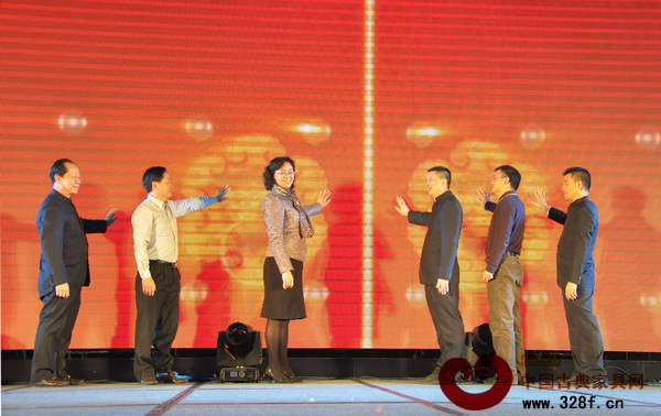 政府領(lǐng)導(dǎo)代表和商會(huì)領(lǐng)導(dǎo)上臺(tái)為商會(huì)微信宣傳平臺(tái)開(kāi)啟“啟動(dòng)儀式”