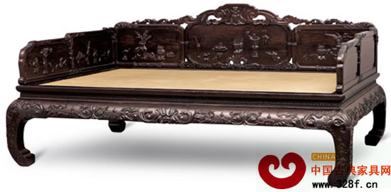 清 乾隆紫檀束腰西番蓮博古圖羅漢床 成交價 RMB32480000 中國嘉德 2008年11月