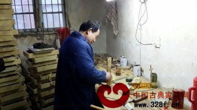 正在從事木作的夏元安