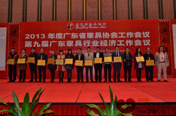 紅古軒榮獲“2013年度優(yōu)秀會員”,營銷總監(jiān)楊晶(右三)上臺領獎