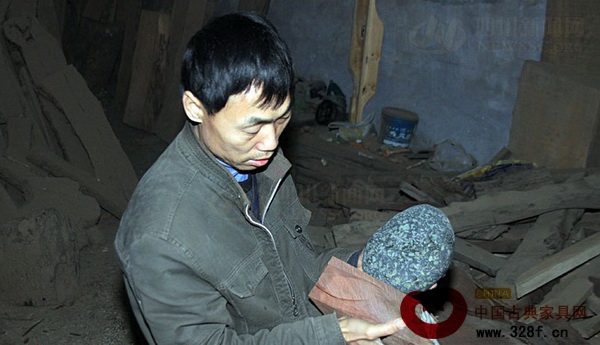陳明強(qiáng)為石頭選擇合適的木料