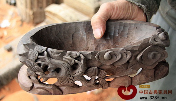 雕刻好的烏木底座