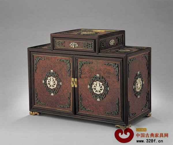 清十八世紀的紅木嵌癭木白玉百寶箱