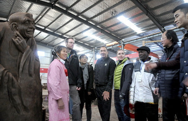 木雕大師們相互交流學(xué)習(xí)