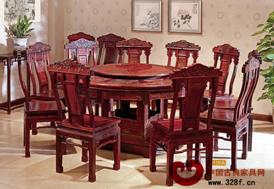雕刻精湛、造型新穎的御典紅木圓形餐桌