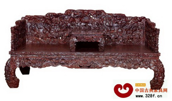 造型厚重、雕刻繁復(fù)的御典紅木家具
