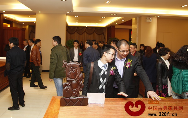 出席慶典活動的嘉賓參觀名典紅木的新展廳