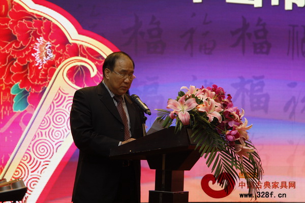 中山市紅木家具行業(yè)協(xié)會(huì)會(huì)長(zhǎng)蕭照興致歡迎詞