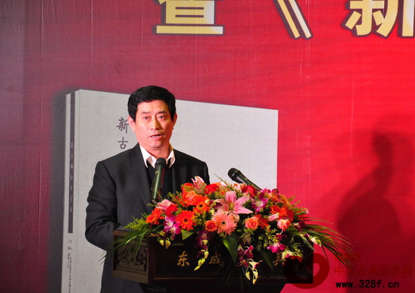 中國(guó)家具協(xié)會(huì)理事長(zhǎng)朱長(zhǎng)嶺上臺(tái)致辭