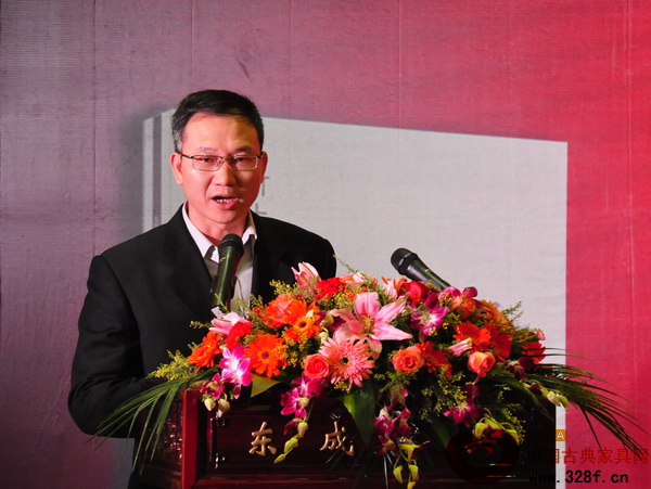 中山市民政局局長(zhǎng)郭叢樞宣讀廣東省東成紅木家具研究院批文