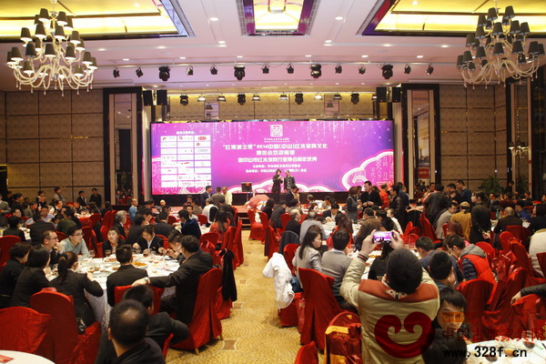 《品牌紅木》雜志協(xié)辦的“紅博城之夜”活動(dòng)現(xiàn)場(chǎng)座無(wú)虛席