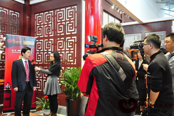 《品牌紅木》雜志員工現(xiàn)場(chǎng)采訪東成紅木董事長(zhǎng)張錫復(fù)吸引了眾多參觀者