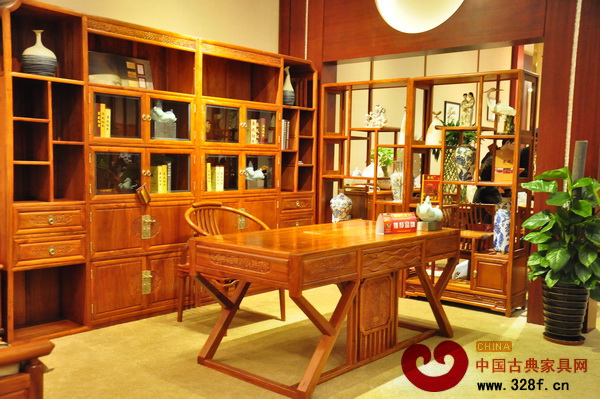 中式家具亮相于中國紅木家具展