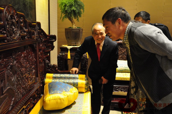 祥利集團董事長戴家林現(xiàn)場為賓客介紹紅木展品