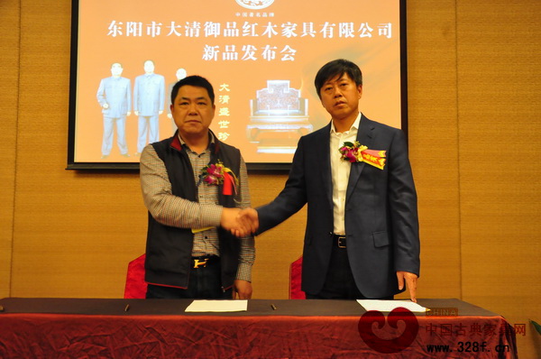 大連經(jīng)銷商(右)王總與大清御品簽訂2000萬訂單