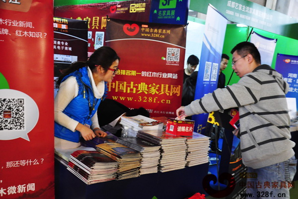 參展者在中國古典家具網(wǎng)、《品牌紅木》雜志展位駐足并留下名片