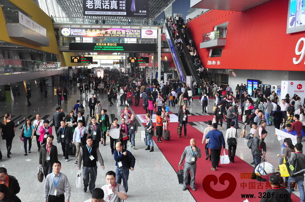 此次展覽會(huì)人流量巨大,很多參觀者手中都提著《品牌紅木》雜志的環(huán)保袋