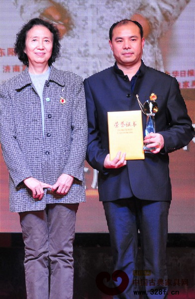 萬(wàn)盛宇紅木董事長(zhǎng)蔣楨全（右一）榮獲“2013年中國(guó)紅木家具行業(yè)十大風(fēng)云人物”