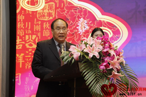 中山市紅木家具行業(yè)協(xié)會(huì)會(huì)長(zhǎng)兼鴻發(fā)家具董事長(zhǎng)蕭照興在慶典上致辭