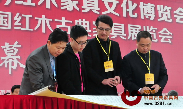 順泰軒紅木總經(jīng)理劉勝長(zhǎng)(左一)簽署《中山市紅木家具行業(yè)誠(chéng)信公約》