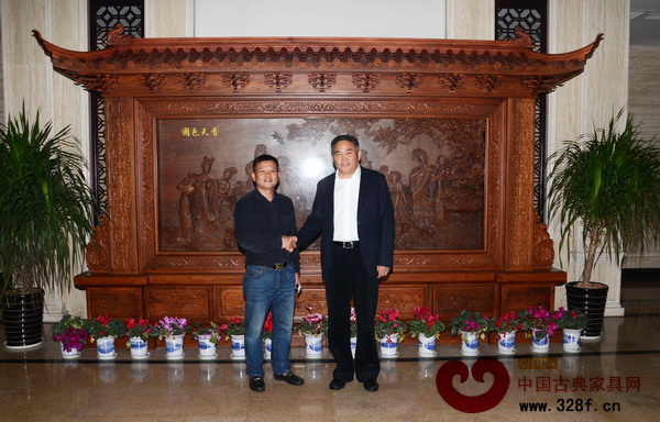 金華市委常委、東陽(yáng)市委書記徐建華(右)與東清閣董事長(zhǎng)合影