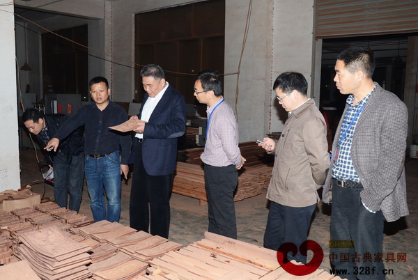 金華市委常委、東陽(yáng)市委書記徐建華(左三)仔細(xì)觀賞東清閣雕花板