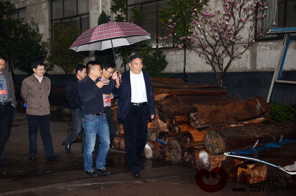 金華市委常委、東陽(yáng)市委書記徐建華(右一)一行參觀了東清閣木材儲(chǔ)存地