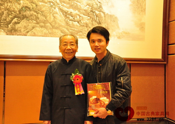 中國(guó)古典家具網(wǎng)、《品牌紅木》雜志CEO林偉華與國(guó)畫(huà)大師楊長(zhǎng)槐合影