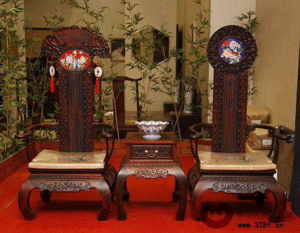 紅寶軒紅木在東莞名家具展上展出的景泰藍與紅木融合的“吉祥如意椅”