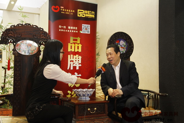紅寶軒紅木總經(jīng)理曹兆庭接受《品牌紅木》雜志記者采訪