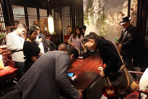 戴為紅木展館內(nèi)人來人往