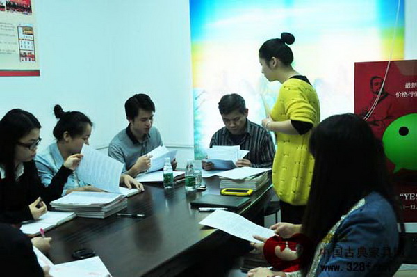 《家具與室內(nèi)裝飾》雜志執(zhí)行主編王周與《品牌紅木》雜志的精英們進行面對面的培訓(xùn)交流