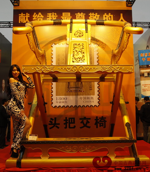 源天福展出的3.6米巨型頭把交椅配上美女模特,分外引人注目