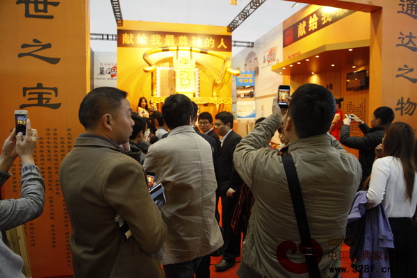 3.6米巨型頭把交椅吸引眾多參觀者駐足圍觀,展廳熱鬧非凡